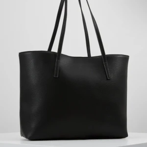 Väska  - Väska från Vero Moda med svart insida och ett litet fack, använd men fint skick! Säljer pga vill köpa en annan färg 