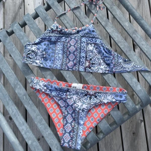 Mönstrad bikini med halterneck - Söt bikini från H&M i storlek 34! Använd ett fåtal gånger.
