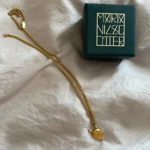 Maria nilsdotter you and me necklace  - Maria nilsdotter you and me halsbandet, vänstra delen. Nyligen guldpläterat så i nyskick, finns inget som tyder på användning ! Längd 45