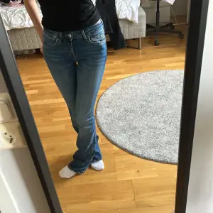 Super snygga lågmidjade bootcut byxor från zara som inte säljs lämgre💕De är typ aldrig använda 