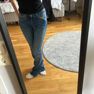 Lågmidjade jeans - Super snygga lågmidjade bootcut byxor från zara som inte säljs lämgre💕De är typ aldrig använda 