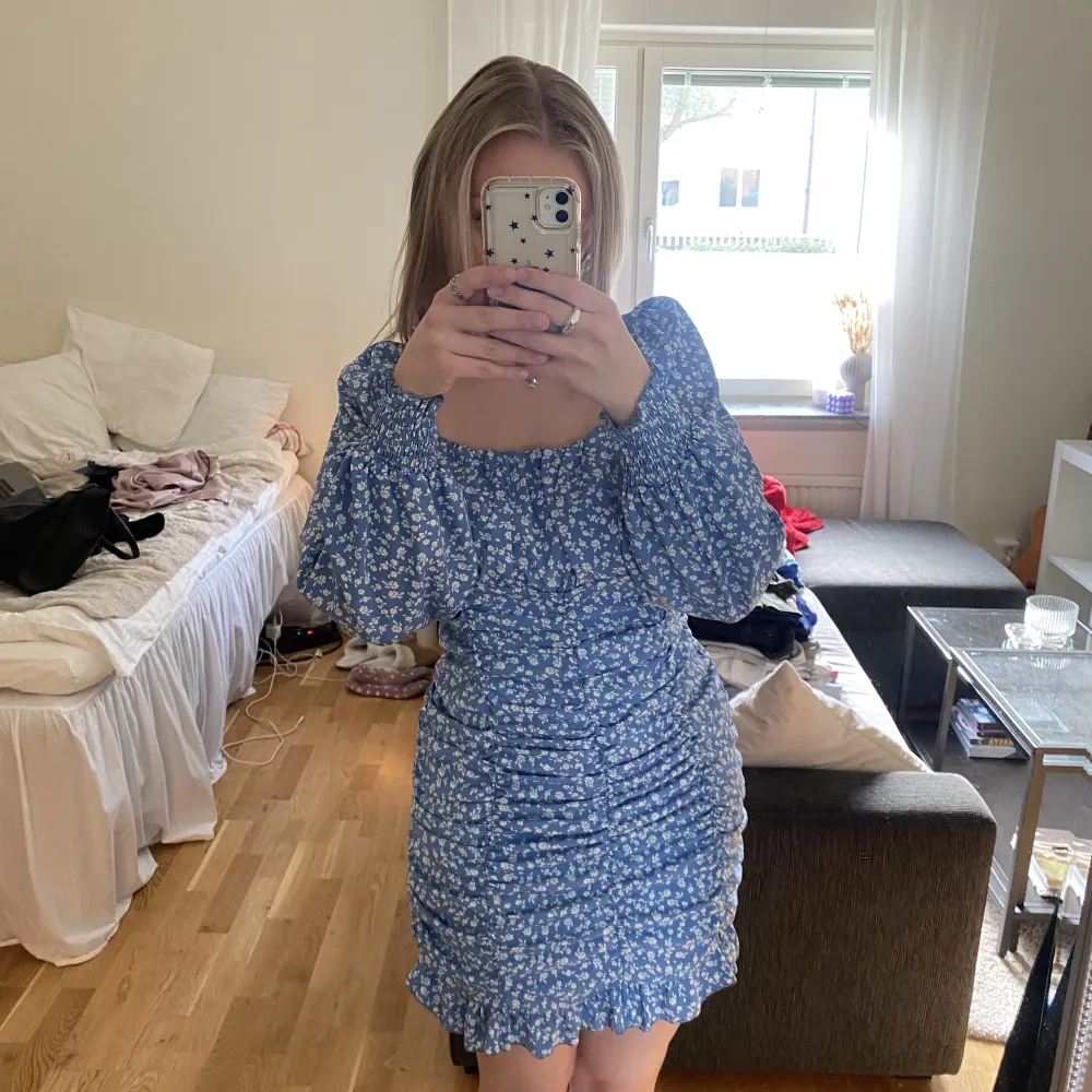 Säljer denna superfina sommarklänning från shein, då den tyvärr är för stor för mig💙. Mekot.