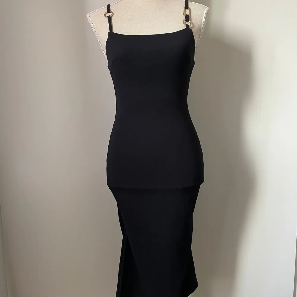 Väldigt classy svart bodycon klänning! Smickrande passform med unika guld detaljer. Storlek XS, med stretch. 🖤. Klänningar.