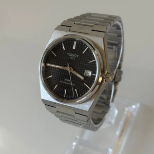 Tissot PRX Powermatic 80 - • Modell: Tissot PRX Powermatic 80 • Storlek: 40mm • Referens: T1374071105100 • År: 2024 • Skick: Mycket Bra • Medföljer: Fullset, kvitto samt försäkring