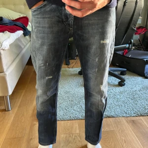 *DEAL* Dondup jeans - Tja, säljer dessa Dondup jeans som är lite mer baggy(strlk 34) dessa är mer eller mindre helt oanvända. Inga defekter heller. Riktigt stilrena nu till skol starten och utekvällar. Ej fast pris så kom PM om frågor/ funderingar och även bilder! 