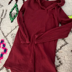 Röd tröja - Röd långärmad tröja från hm. Aldrig använd och i gott skick.