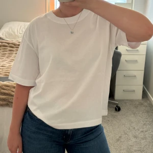 Oversized t shirt från Gina tricot - En fräsch vitt t shirt från Gina tricot. Nyskick och bara provad 🤍 strl är L men passar som M/S