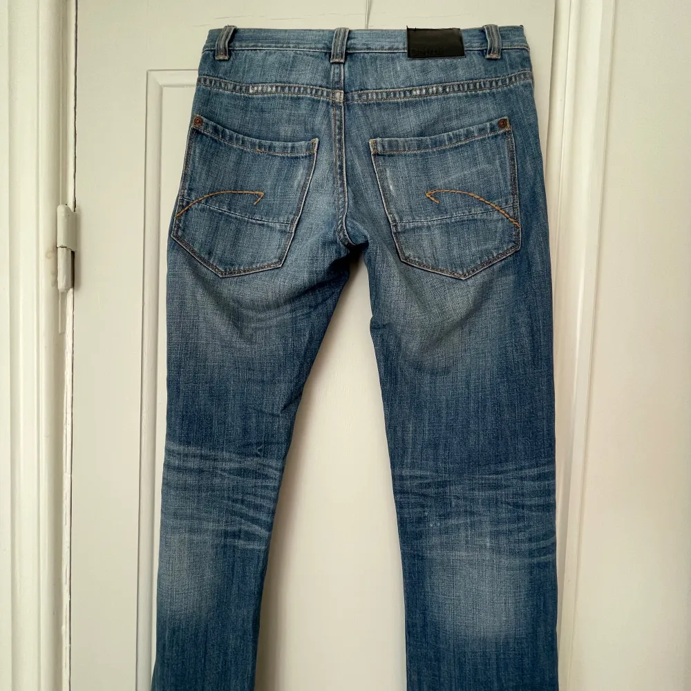 Snygga lågmidjade jeans i fint skick med fina detaljer på bakfickorna i storlek 158 men passar någon 160-165 då de är lite stora i storleken💕. Jeans & Byxor.