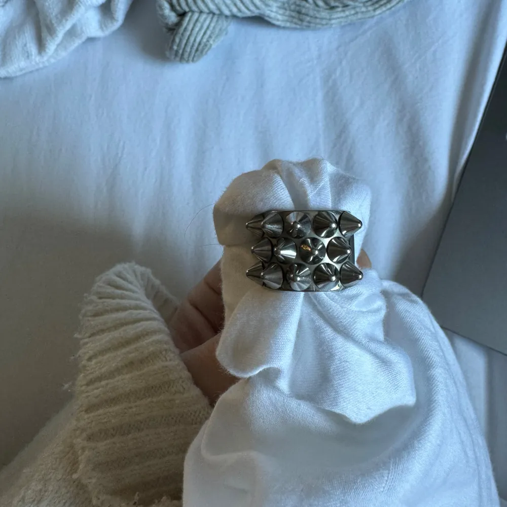 Säljer min fina Edblad ring i storlek 16.00 sitter som xs-s i storleken asken finns kvar 💓. Accessoarer.