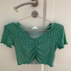 Sommartopp - En supergullig sommartopp köpt på gina💗 Aldrig använd