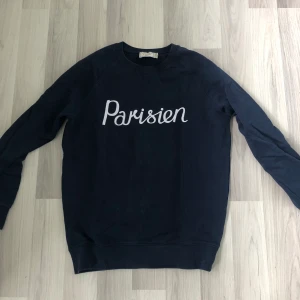 Maison Kitsune Tröja - Säljer denna feta Maison Kitsune tröjan med trycket Parisien. Storleken är M men kan passa S. Kom pm för frågor!