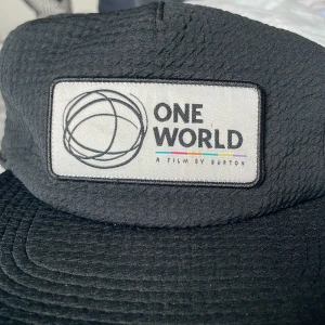 One world keps - Keps från burton