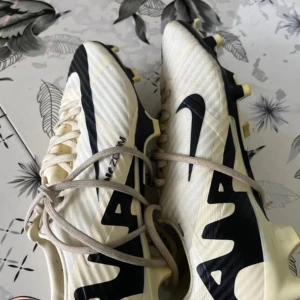 Nike mercurial - Använda ett få tal gånger men är som nya, (obs tvättar skona och snören innan ja fraktar dom ) köpt för 1100kr. Dom är storlek 38 men ganska tajta så skulle säga passar 37. Om ni har frågor elr vill ha mer bilder skriv!
