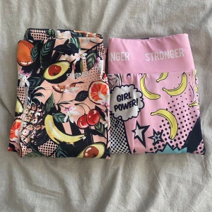 Två par färgglada leggings från Stronger - säljer dessa två träningsbyxorna ifrån stronger. köpta för ett par år sedan men i bra skick. köp båda för 250 eller ett par för 150. kom privat för mer bilder eller frågor. båda byxorna i storlek xs💓