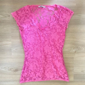 Rosa spets topp från Gina Tricot - Säljer en superfin rosa spets topp från Gina Tricot. Den är i storlek S och har en vacker blommig spetsdesign. Toppen är ärmlös och har en tight passform, perfekt för sommarens fester eller en utekväll. Den är i nyskick och redo att bäras av någon som vill sticka ut!