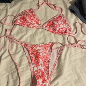 Rosa och vit blommig bikini - Säljer en superfin bikini i rosa och vitt med blommigt mönster. Helt oanvänd, säljer då den inte passade💞💞