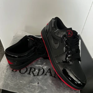 Helt nya Air Jordan 1 Low SP Gina43 – Svart/Röd – Storlek 43 - Säljes: Helt nya Air Jordan 1 Low SP Gina43 – Svart/Röd – Storlek 43  Jag säljer ett par helt nya och oanvända Air Jordan 1 Low SP Gina43 i storlek 43 för endast 1300 kr. Dessa sneakers kombinerar klassisk design med modern stil.