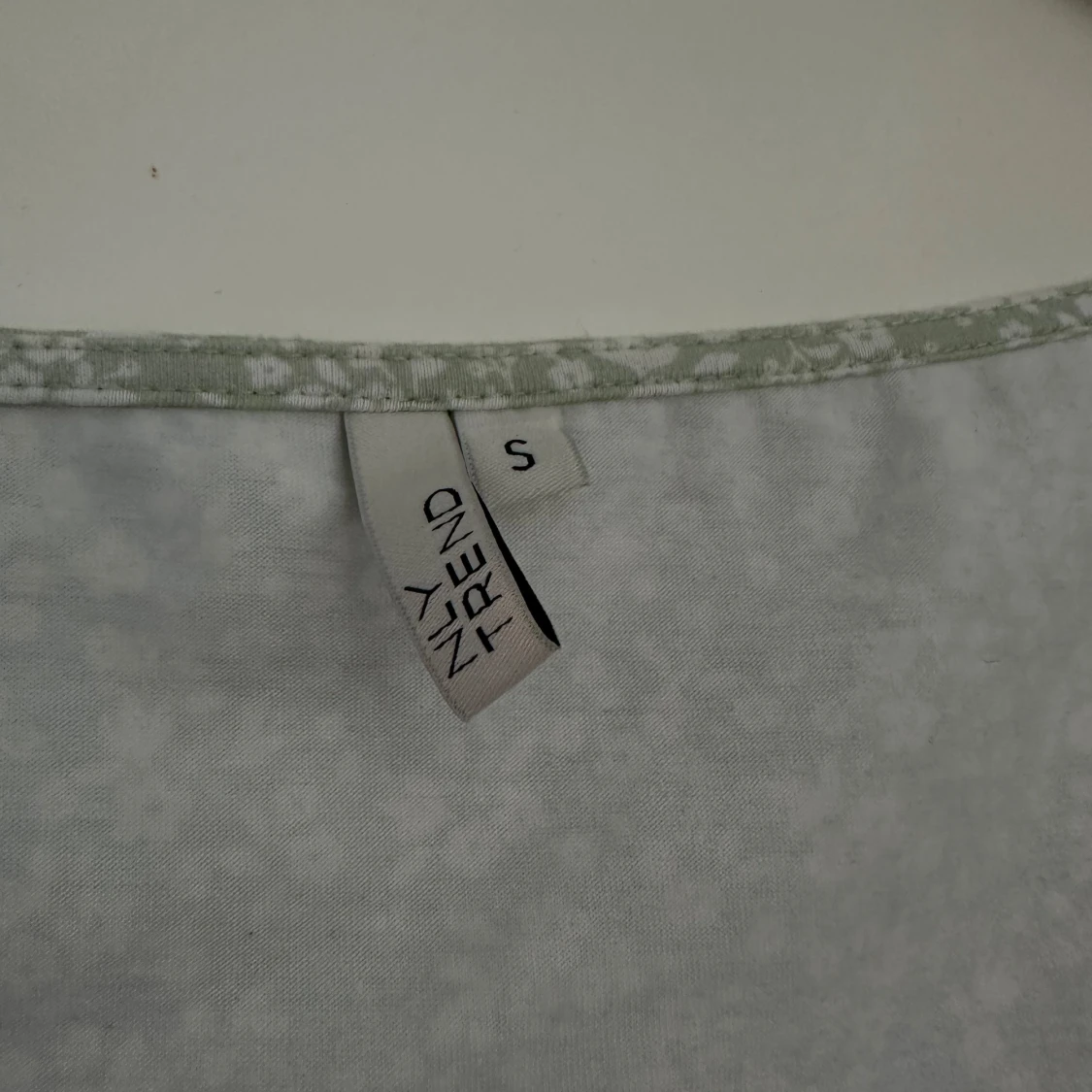 Ljusgrön blommig klänning med knyt - 93