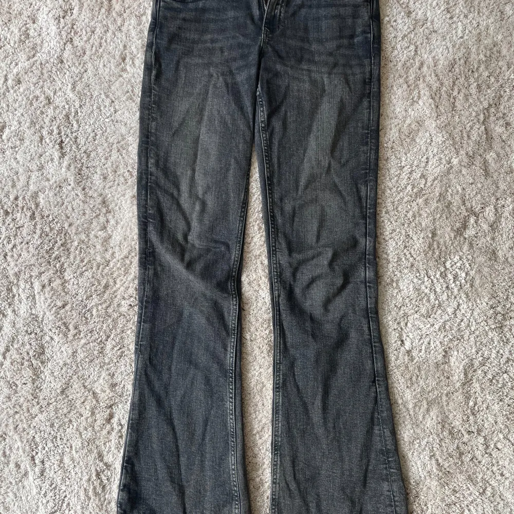 Gråa jeans från Gina tricot i storlek 158! Jeansen är använda, men fint skick. Nypris 299 kr, säljer för 75 kr.. Jeans & Byxor.