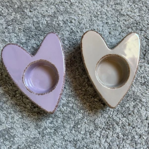 Ljushållare  - Hjärtformade ljushållare för ljus, smycken, vad du vill🫶🏻 En lila, en beige. 20kr för en, 30kr för två.