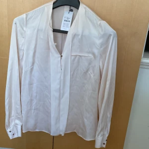 Blus Part two strlk 36 - Helt ny med prislapparna kvar. Storlek 36. Jättefin blus men tyvärr för liten för mig.