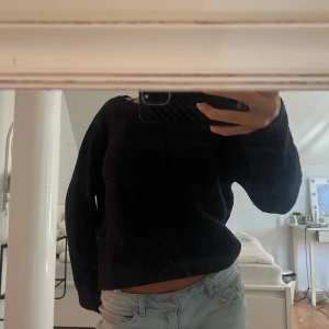 Svart stickad tröja - Säljer en marinblå stickad tröja i storlek S. Den är supermysig och perfekt för höst och vinter. Tröjan har långa ärmar och en normal passform. Den är också lite croppad vilket gör den extra snygg till jeans. Perfekt för både vardag och fest!