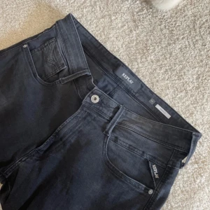 Replay Jeans - Säljer dessa feta replay jeans för ett bra pris🍾 Knappt använda! W33 L32