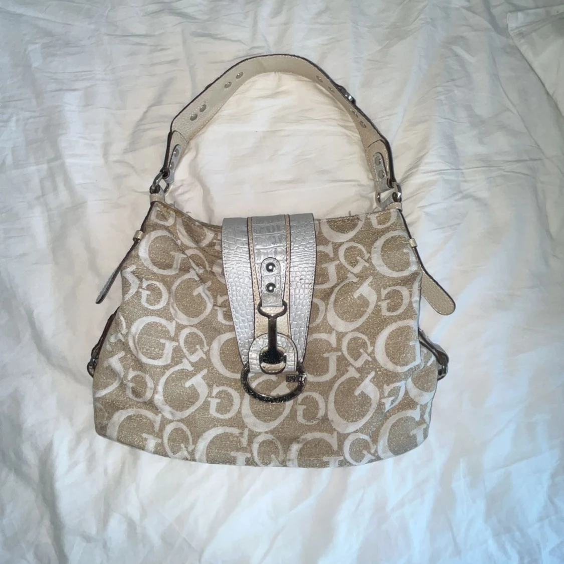 Beige och vit axelväska med mönster