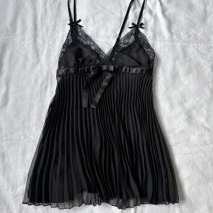 Nattlinne  - svart nattlinne  Vid köp av flera varor får du rabatt 💛