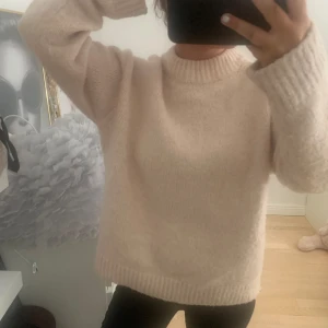 Stickad tröja - Mycket fin enbart lite nopprig annars inga defekter alls!💗