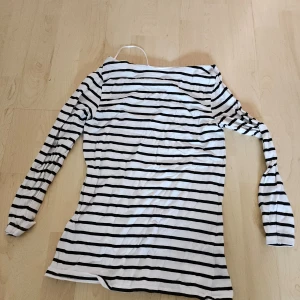 Randig långärmad tröja - Säljer en vit och svart randig långärmad tröja. Perfekt för både vardag och lite mer avslappnade tillfällen. Tröjan är i bra skick och har en normal passform. Superbekväm och lätt att matcha med jeans eller kjol!