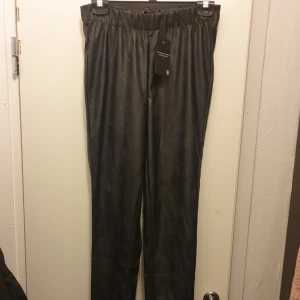 Svarta skinnbyxor - Säljer ett par svarta skinnbyxor, med lappen kvar. De är högmidjade och har en tight passform. Perfekta för en cool och edgy look! 🖤