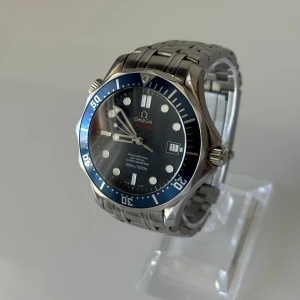 Omega Seamaster Diver 300M - • Modell: Omega Seamaster Diver 300M Co-Axial • Storlek: 41mm • Referens: 2220.80.00 • År: 2009 • Skick: Bra • Medföljer: Originalbox, länkar samt kvitto på nyligen gjord service