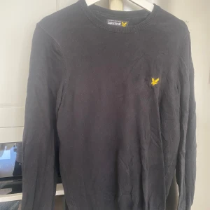 Svart tröja från Lyle & Scott - Säljer en svart tröja från Lyle & Scott i storlek S. Perfekt för höst och vinter, och den är i bra skick.