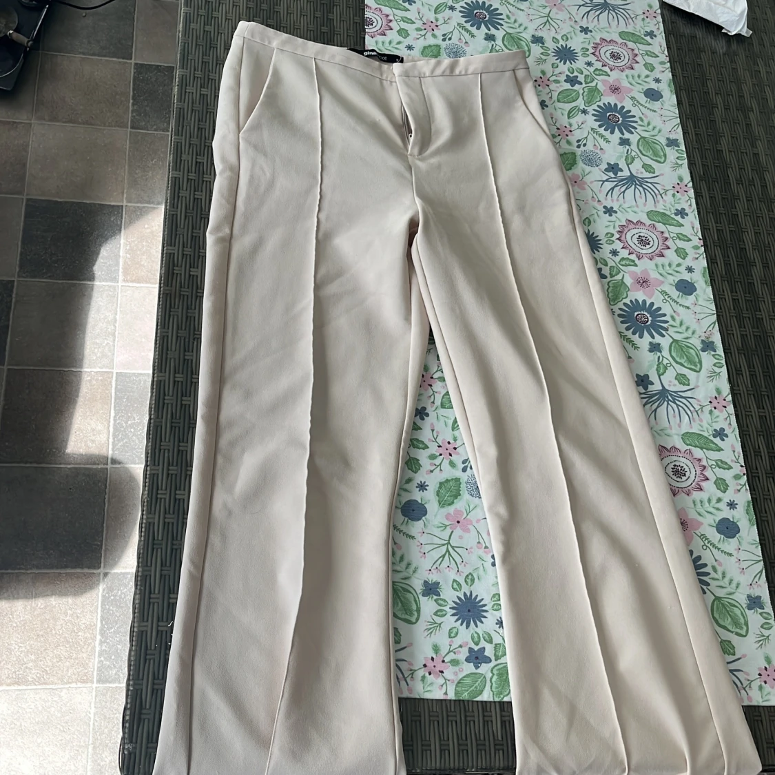 Beige  kostymbyxor  - 90