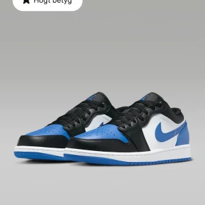 Nike Air Jordan 1 Low - Nike Air Jordan 1 Low: Relativt nya, använt endast några  gånger och har inga synliga skador/ smuts. Går bra att skriva om du undrar något eller vill ha fler bilder❤️Nypris 1000kr, säljs för ⬆️