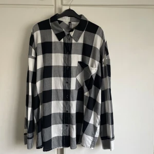 Rutig skjorta - Bra skick, använd 1 gång, strl M 