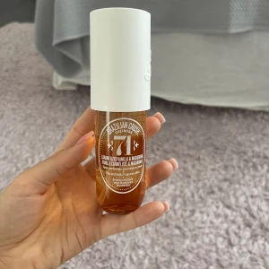 Sol de janerio 71  - Endast sprutat två gånger. Luktar vanilj och caramell (påminner om let the good times role från lush). Nypris ligger på 299kr💕kontakta vid frågor 