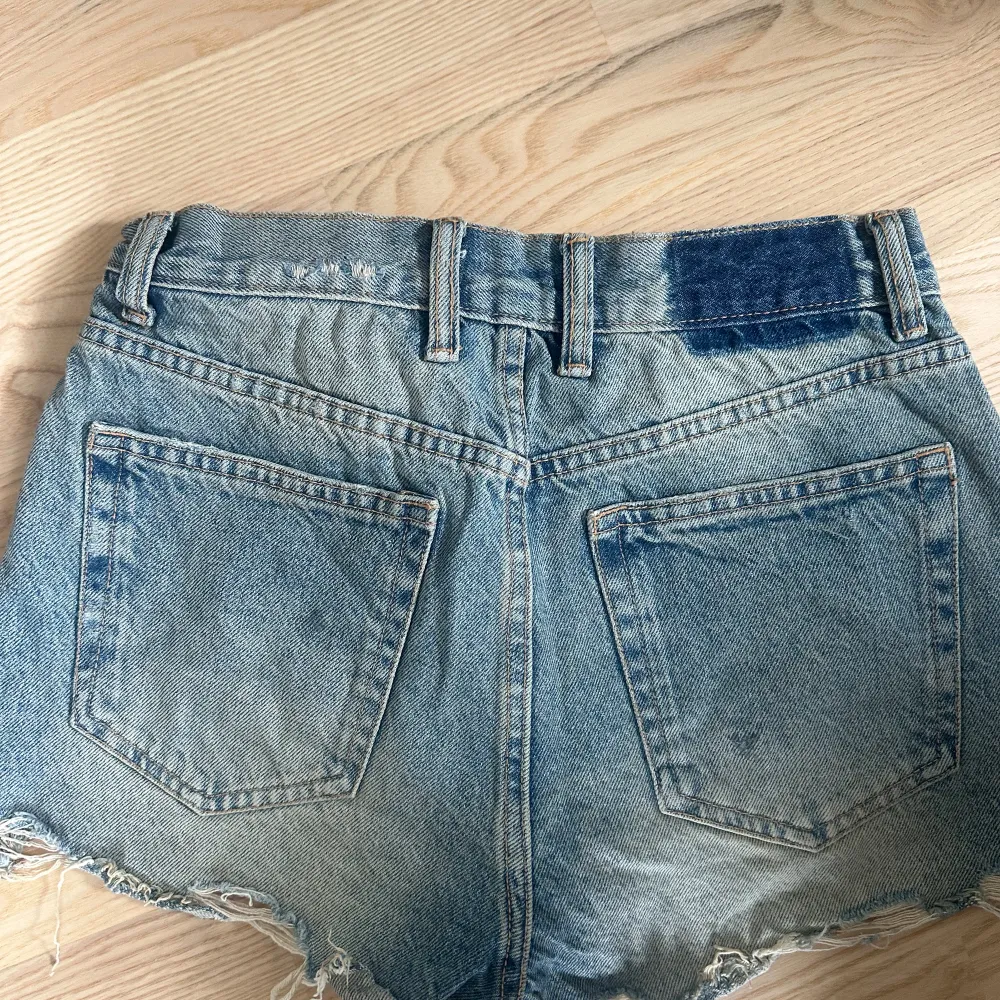 Blåa jeansshorts från zara i storlek 34!🌺🌷🥰. Shorts.