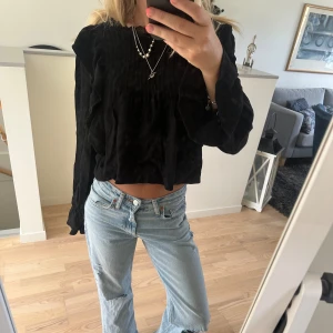 Svart blus - Jättefin svart blus från zara i storlek m men skulle mer säga att den är en xs-s.🌸