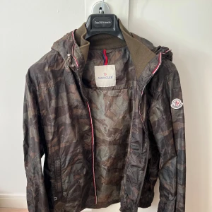 Moncler camouflage - Monclerjacka i storlek 3 (S/M). Använd några gånger men i mycket gott skick. 