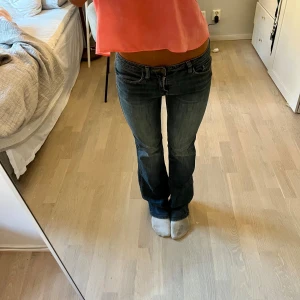 Lågmidjade bootcut jeans  - Lågmidjade bootcut jeans. Midjemått 35cm innerbenslängd 79 cm. Köp via köp nu❤️