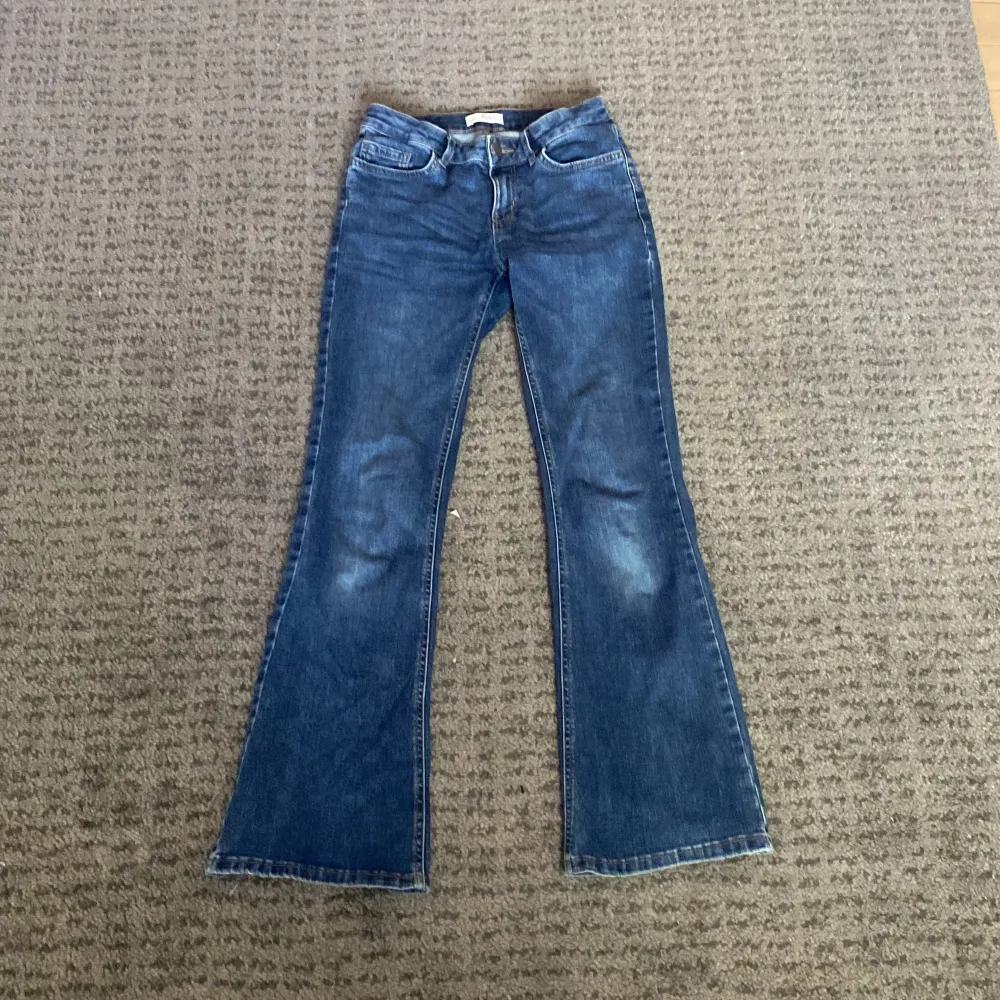 ❗️PRISSÄNKT❗️Säljer dessa snygga blå bootcut jeans från Lindex i storlek 152. De är använda ett fåtal gånger och inga defekter. Säljer pga de inte passar mig längre💙 köparen står för frakt. Jeans & Byxor.