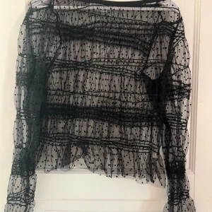 Blus - superfin blus med volanger och så fina detaljer 💋aldrig använd! lappen säger XL men jag skulle säga M!