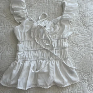 Vit topp - Säljer denna toppen då den aldrig har används! 