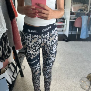 Stronger träningsthigts  - Säljer dessa träningsbyxorna ifrån stronger, super bra skick!💕