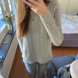 Grå tröja - En fin grå och mysig tröja med snitt på sidorna längst ner, använda några gånger och är i bra skick!💞