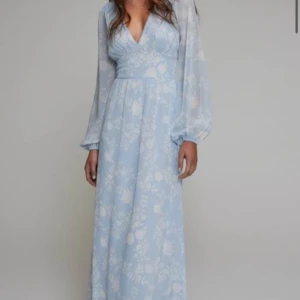 Klänning - Säljer denna jättefina klänningen som köptes på Nelly. Den är använd en gång och det var på midsommar🩵 köptes för 479 kr och säljer för 400 kr💞