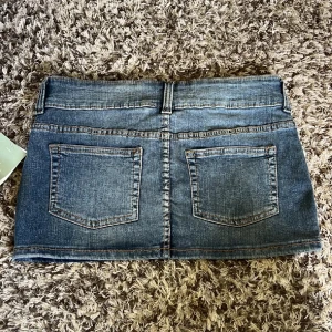 Jeanskjol - Oanvänd lågmidjade jeanskjol, storlek 38 💕💗🌸