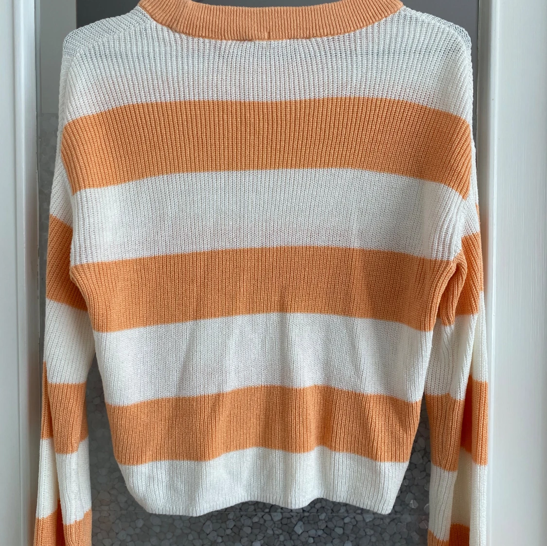 Randig stickad tröja i orange och vit - 91